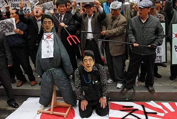 Антияпонские выступления в Сеуле перед зданием посольства Японии. 25 апреля 2013