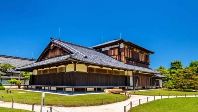 Дворец Хонмару в замке Нидзё - достопримечательности Киото, Япония