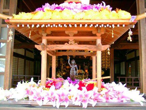 Фестиваль цветов посвящён Дню рождения Будды