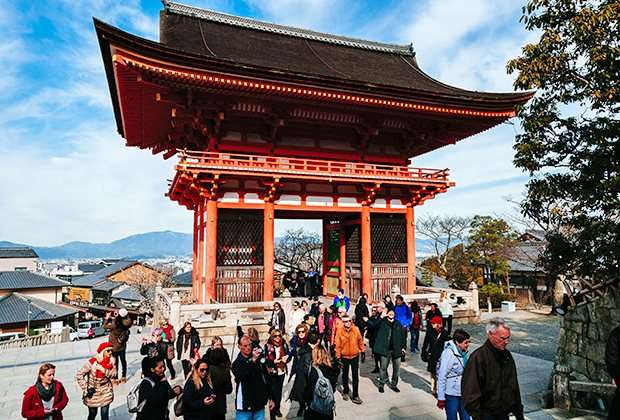 Главные ворота буддийского храмового комплекса Киёмидзу-дэра в Киото