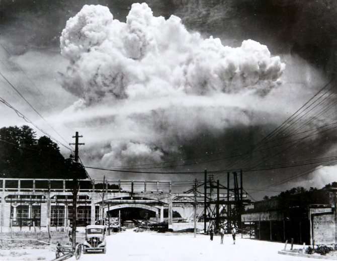 Гриб от взрыва атомной бомбардировки Нагасаки 9 августа 1945 года