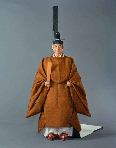 Император Акихито в церемониальных одеждах