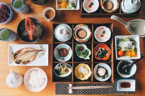 Как держать палочки для роллов, есть суши. Традиции японской кухни, приготовления и употребления блюд. Фото