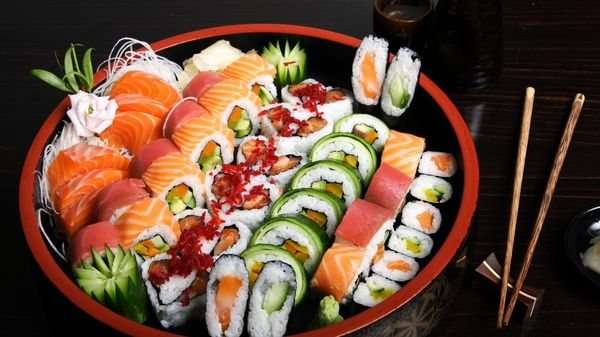 Как держать палочки для роллов, есть суши. Традиции японской кухни, приготовления и употребления блюд. Фото