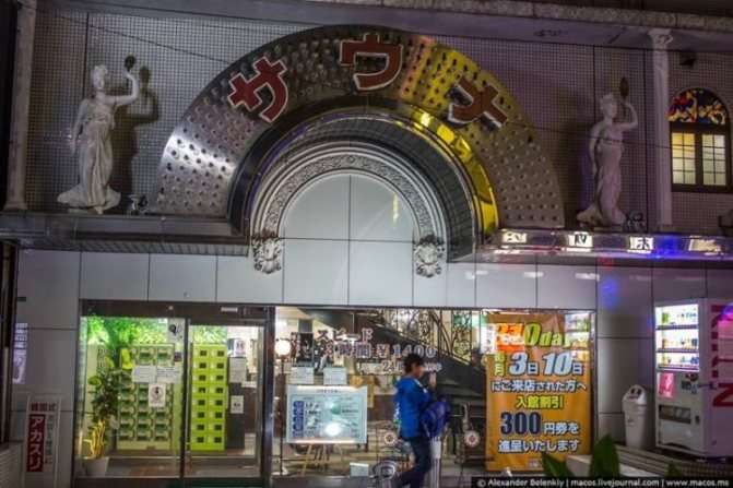Как устроен капсульный отель и ночная баня в Японии (31 фото)