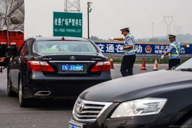 Номерные знаки китайских граждан окрашены в синий цвет