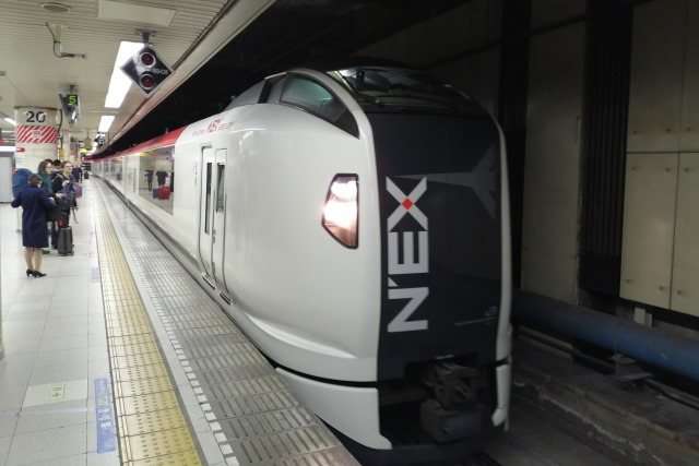 Поезд Нарита Экспресс на станции Токио