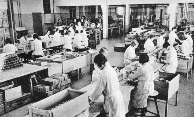 Рабочие на заводе Temmler в Берлине на производстве первитина.