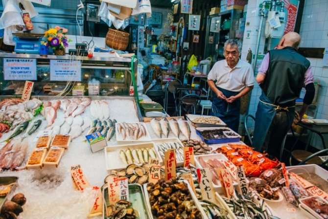 рыбный рынок, торговец рыбой