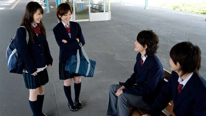 Школьную форму парней называют “гакуран”, женскую - “сейлор-фуку”. Она имеет зимнюю и летнюю вариации