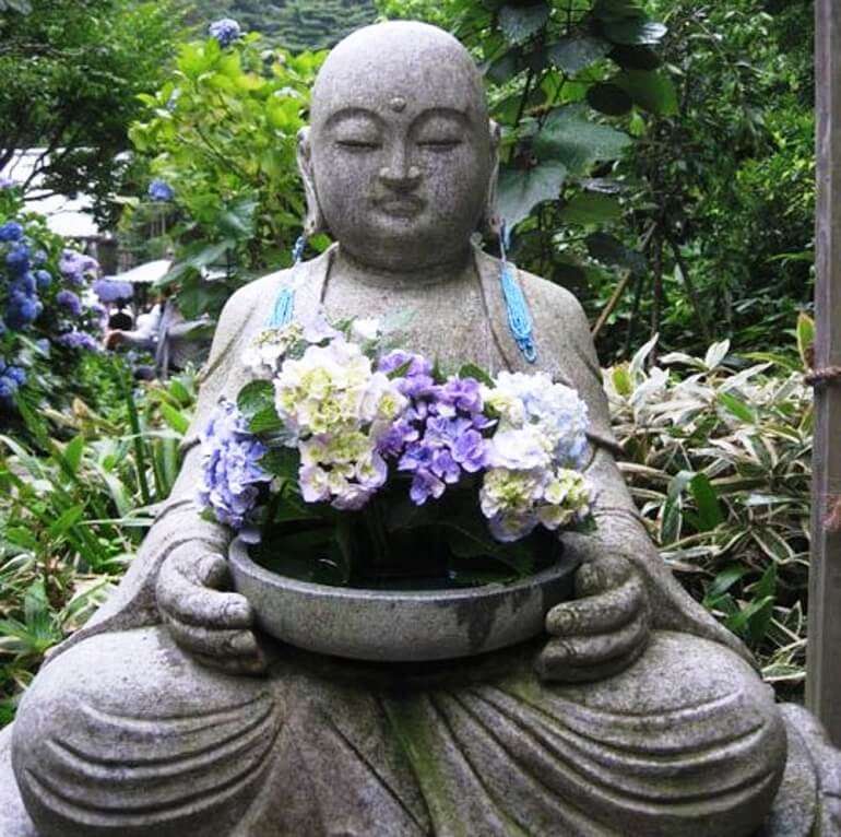 Статуя юного Будды - главный символ Хана Мацури