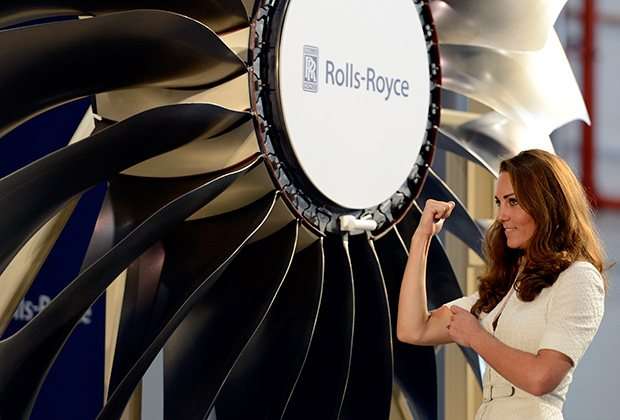 Супруга принца Уильяма герцогиня Кембриджская Кейт Миддлтон на предприятии Rolls-Royce в Сингапуре, сентябрь 2012 года.