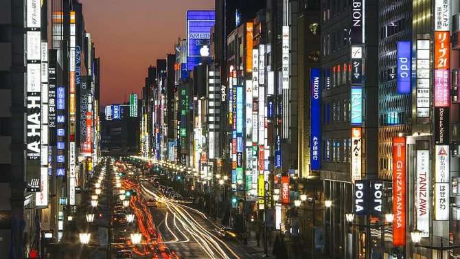 Токийская Гинза, одно из самых дорогих мест в мире,— наглядная иллюстрация того, насколько огромные капиталы были накоплены в Японии за годы экономического бума