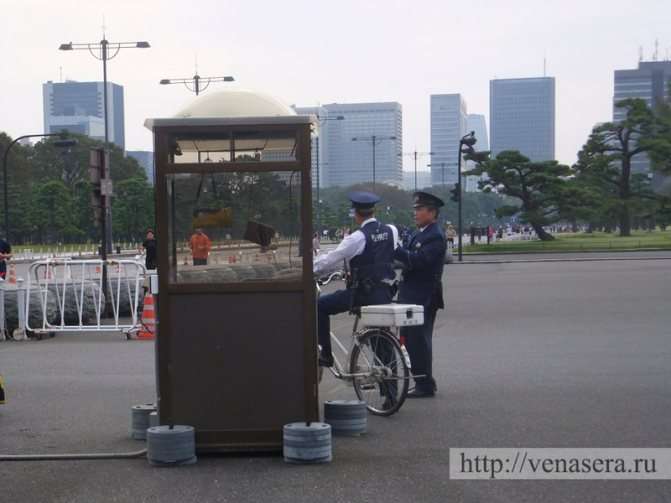 Велосипед в Японии есть даже у полицейского!