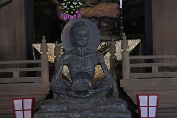 Зал Дхармы в Кэнтё-дзи. Статуя Будды Шакьямуни