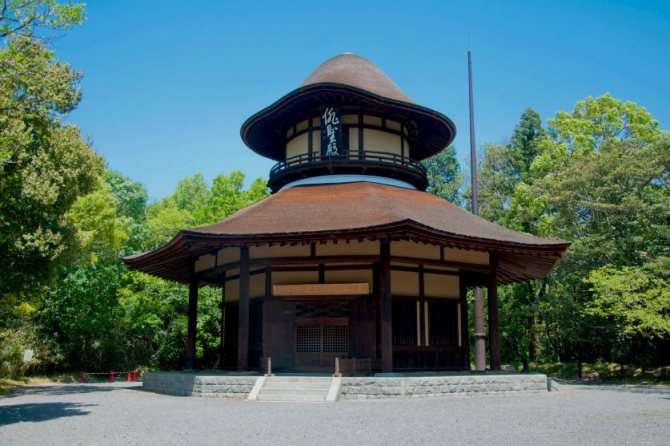 Зал Хайсэйдэн (построен в честь 300-летней годовщины Басё)