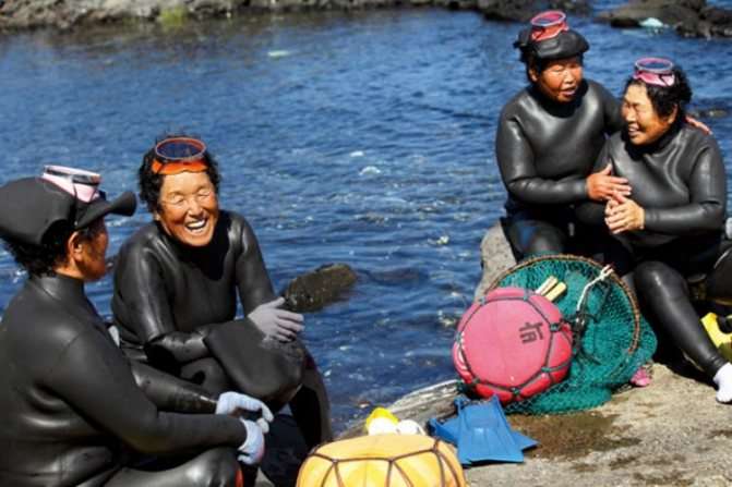 Женщины моря: Удивительные ныряльщицы Ама (5 фото)